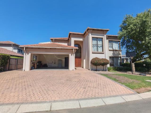 3 Bedroom House To Let in Blue Valley Golf Estate