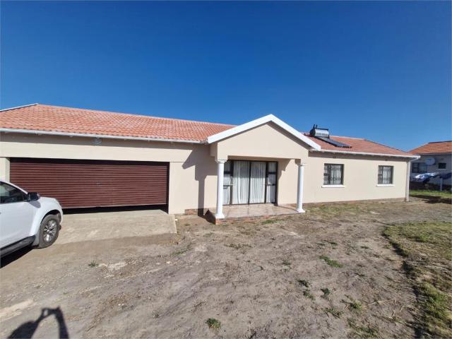 3 Bedroom House To Let in Cove Rock