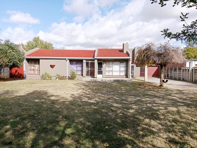3 Bedroom House To Let in Flamingo Park