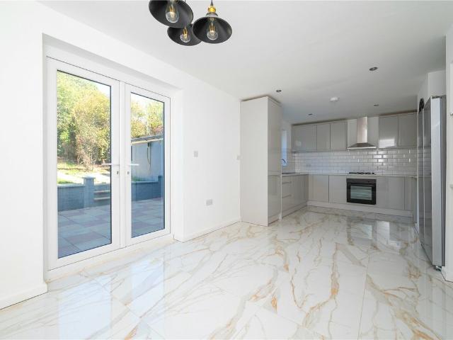 3 Bedroom house to let in Holyrood Crescent, St. Albans, Hertfordshire, AL1