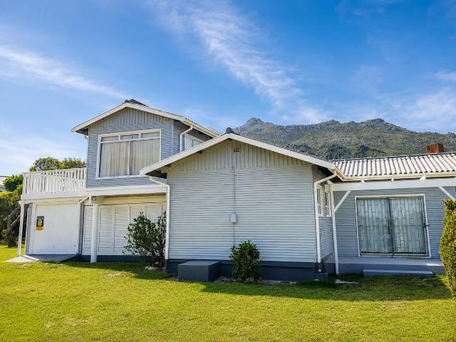 3 Bedroom House To Let in Rooi Els