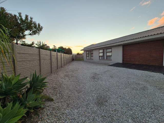 3 Bedroom House To Let in Sandbaai