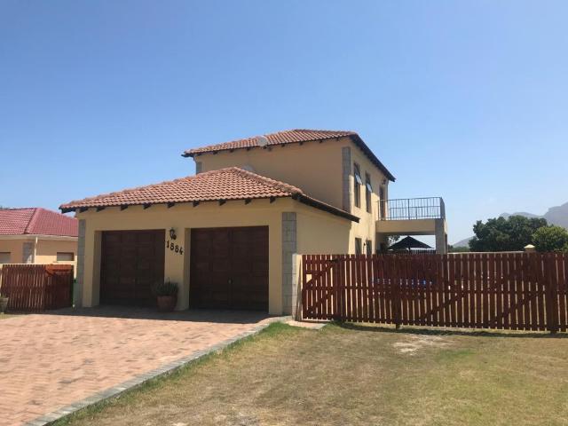 3 Bedroom House To Let in Sandbaai