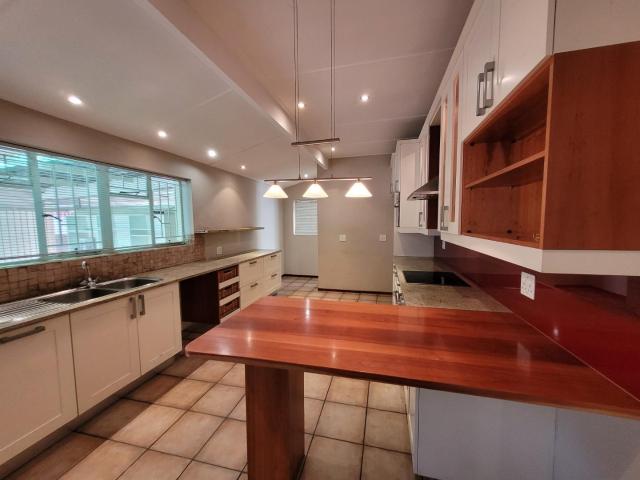 3 Bedroom House To Let in Van Riebeeck Park