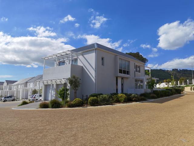 3 Bedroom House To Let in Voliere Estate