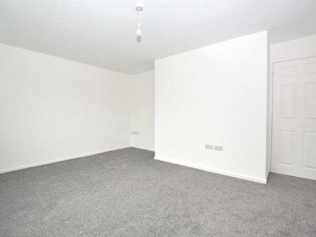 3 bedroom House To Rent Total Size: 743 SQ FT