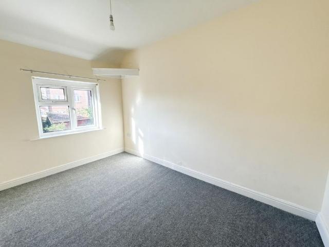 3 bedroom House To Rent Total Size: 915 SQ FT