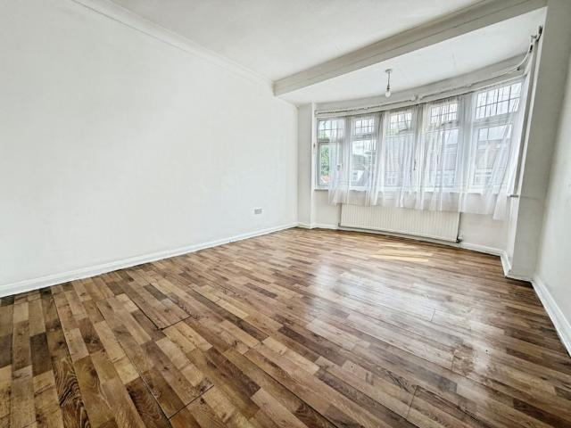 3 bedroom House To Rent Total Size: 1023 SQ FT