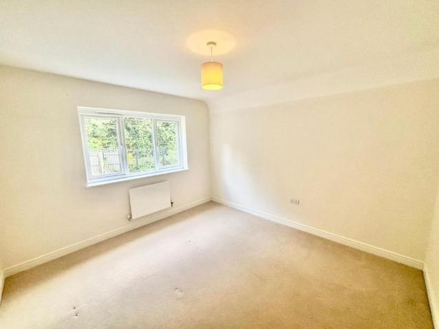 3 bedroom House To Rent Total Size: 1054 SQ FT