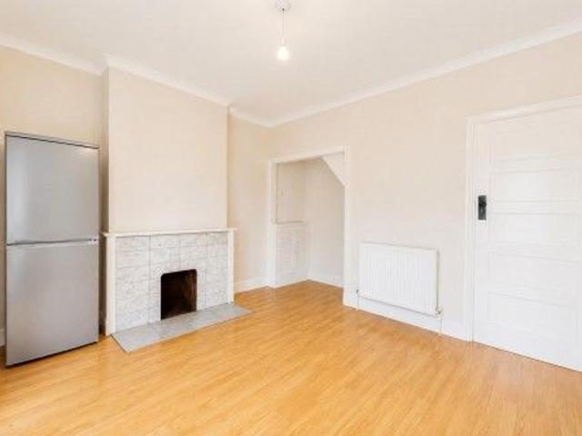 3 bedroom House To Rent Total Size: 786 SQ FT