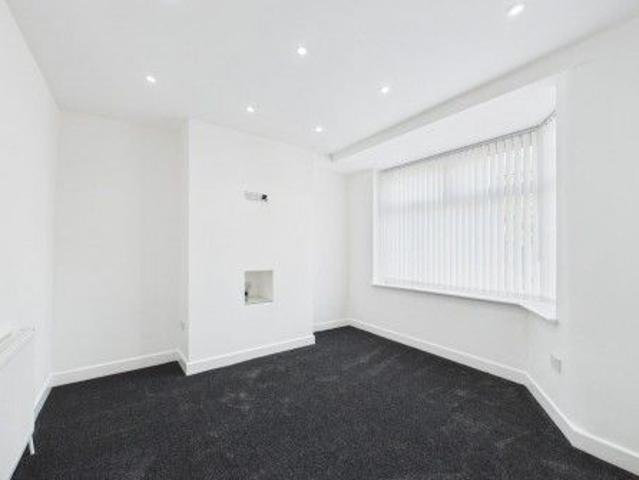 3 bedroom House To Rent Total Size: 732 SQ FT
