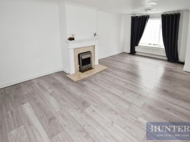3 bedroom House To Rent Total Size: 819 SQ FT