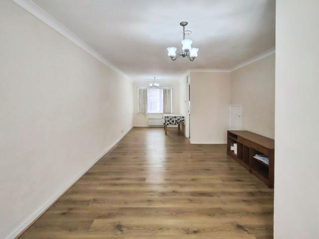 3 bedroom House To Rent Total Size: 829 SQ FT