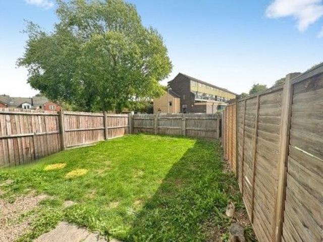 3 bedroom House To Rent Total Size: 991 SQ FT