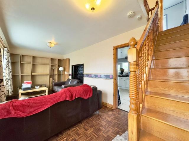 3 bedroom House To Rent Total Size: 915 SQ FT