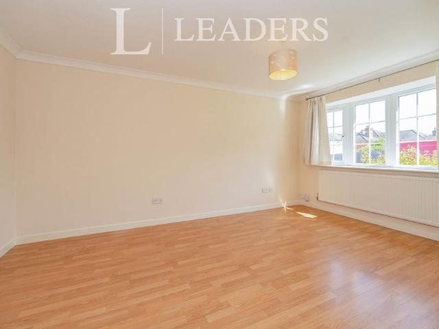 3 bedroom house to rent De Lara Way, Woking, GU21