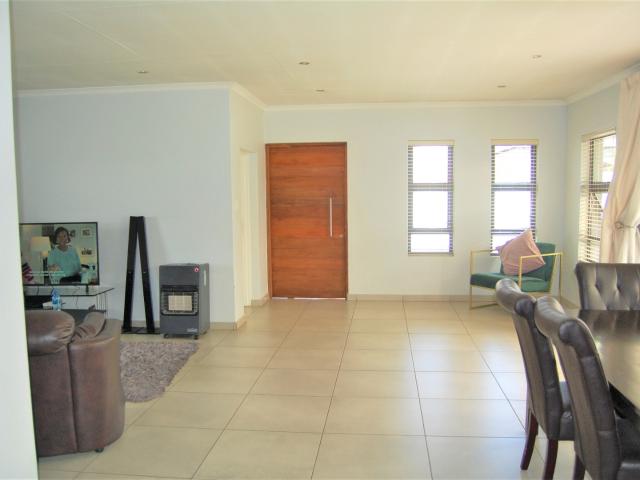 3 Bedroom House To Rent in Amberfield Valley