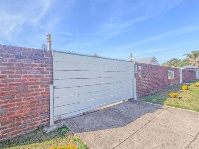 3 Bedroom house to rent in Blue Bend, East London