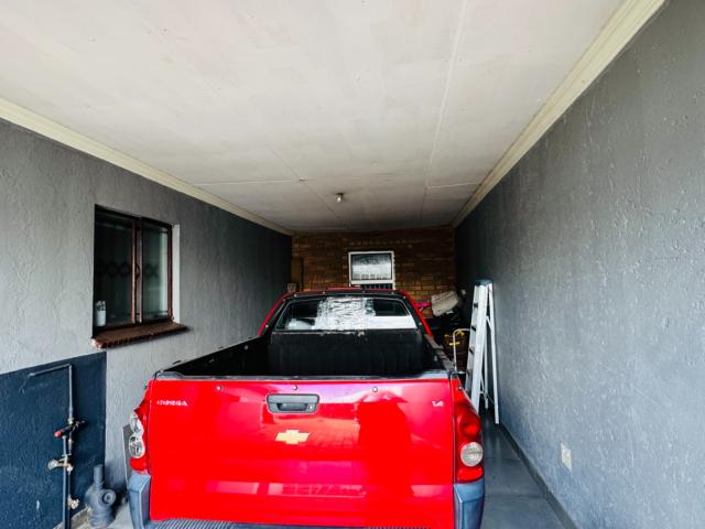 3 Bedroom House To Rent in Clayville Industria