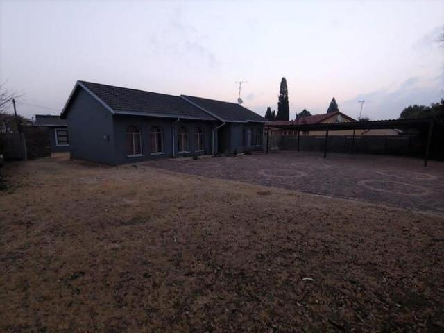 3 Bedroom House to Rent in Crystal Park