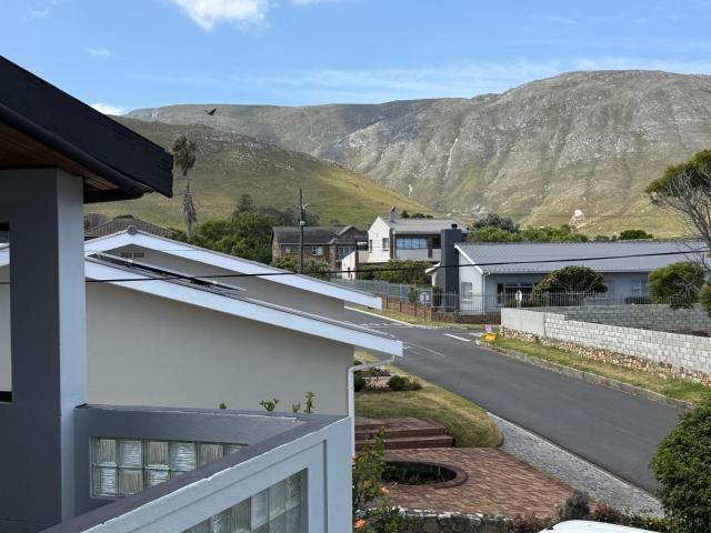 3 Bedroom House To Rent in Kleinmond Central