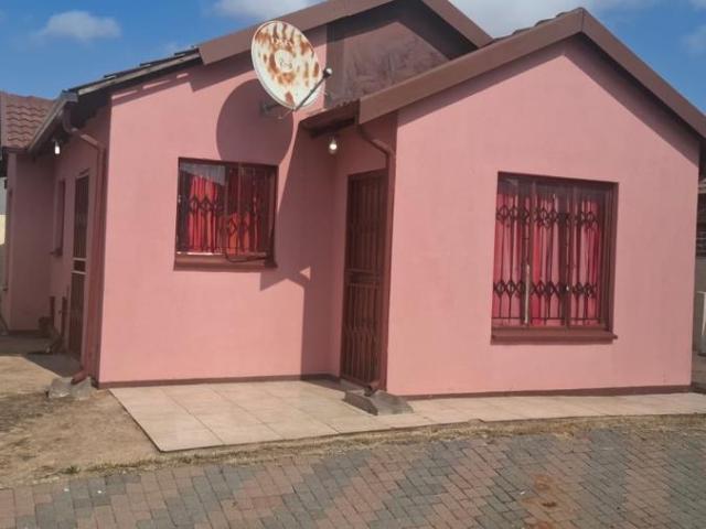 3 Bedroom House to Rent in Lotus Gardens