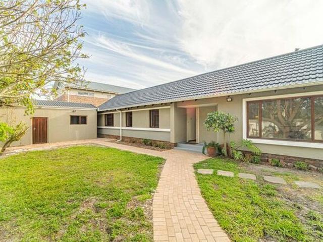 3 Bedroom house to rent in Meadowridge, Cape Town