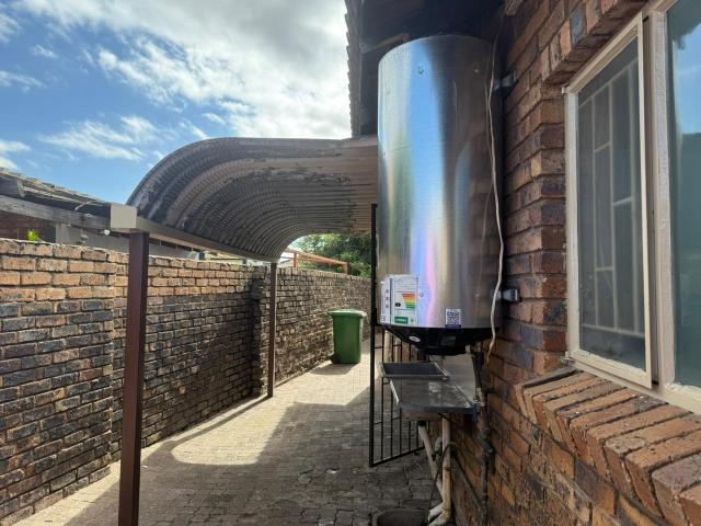 3 Bedroom House To Rent in Middelburg South