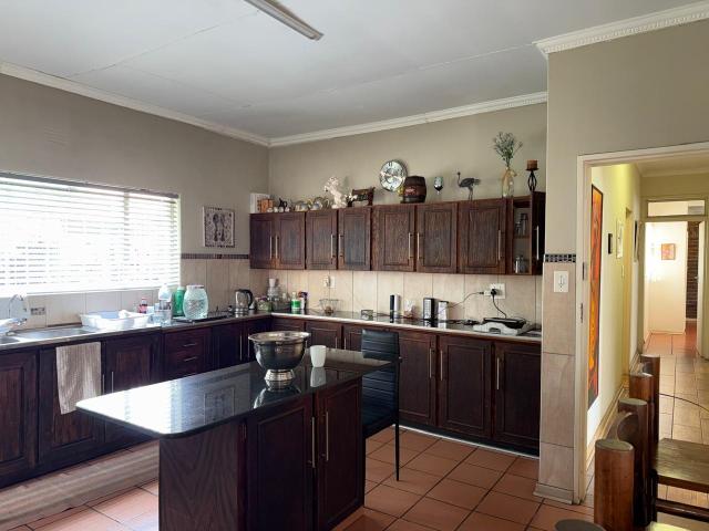3 Bedroom House To Rent in Model Park