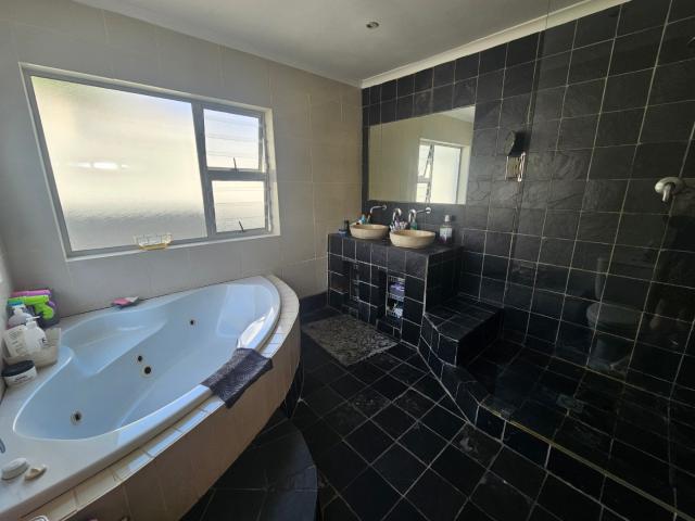 3 Bedroom House To Rent in Parklands