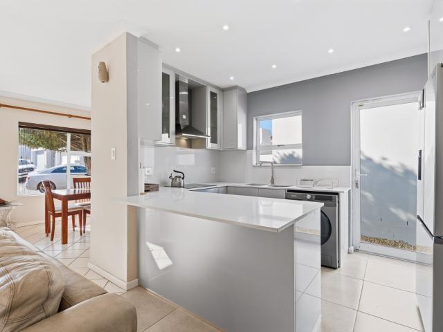 3 Bedroom House To Rent in Parklands North