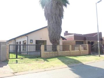 3 Bedroom House to Rent in Protea North