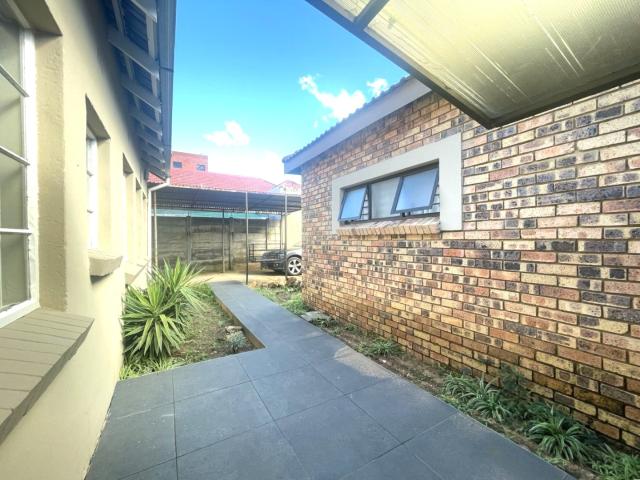 3 Bedroom House To Rent in Robertsham
