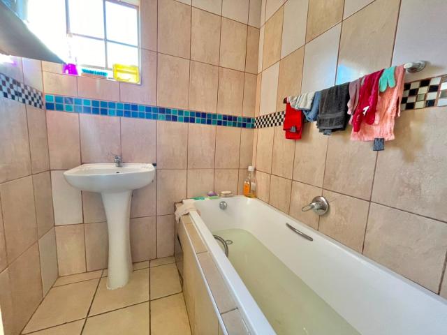 3 Bedroom House To Rent in Sky City