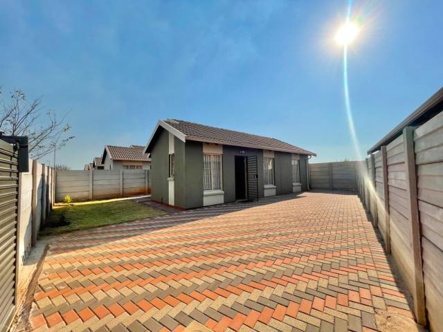 3 Bedroom House To Rent in Sky City