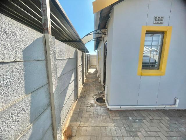 3 Bedroom House To Rent in Sky City