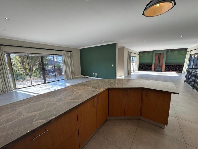 3 Bedroom House To Rent in Somerset West Central