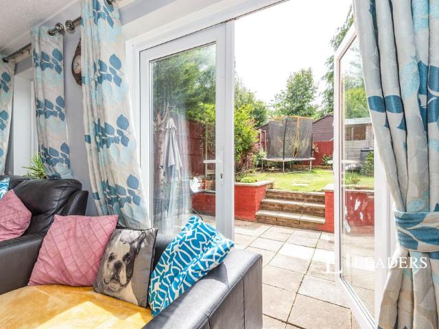 3 bedroom house to rent Knighton Road, Redhill, RH1