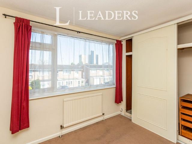 3 bedroom house to rent Lampeter Close, Woking, GU22