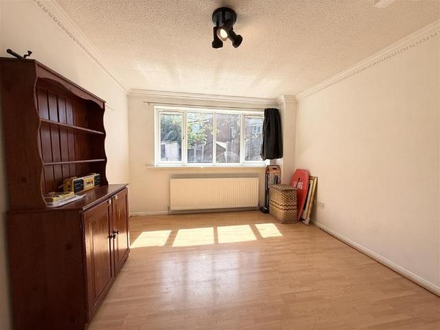 3 Bedroom House Terraced To Let