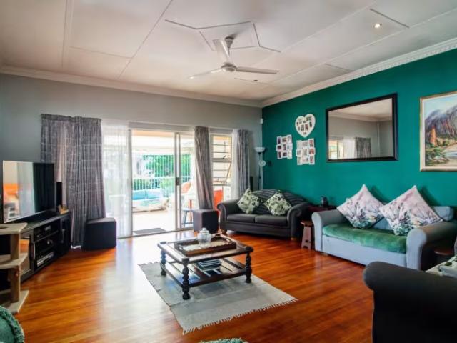 3 Bedroom House V V 103182660