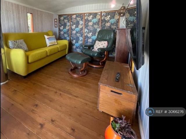 3 bedroom houseboat to rent