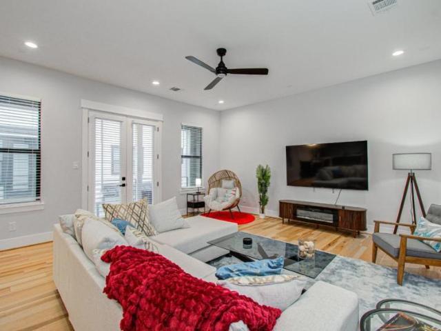 3 bedroom, Houston TX 77030 LS105700110