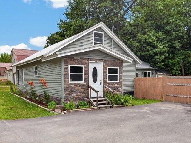 3 bedroom, Howland ME 04448 105658924