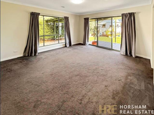 3 Bedroom Home Walking distance to the river