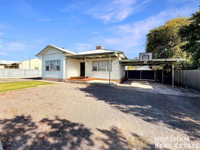 3 Bedroom Home Walking distance to the river