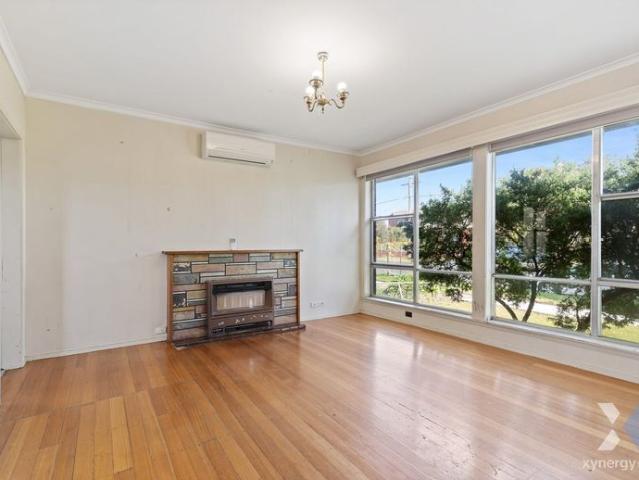 3 BEDROOM HOME WALKING DISTANCE TO TRANSPORT!