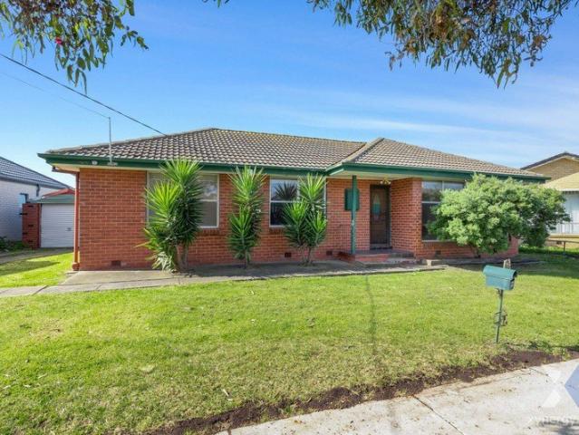 3 BEDROOM HOME WALKING DISTANCE TO TRANSPORT!