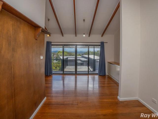 3 BEDROOM HOME WITH BEAUFITUL VIEWS!