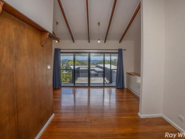 3 BEDROOM HOME WITH BEAUFITUL VIEWS!